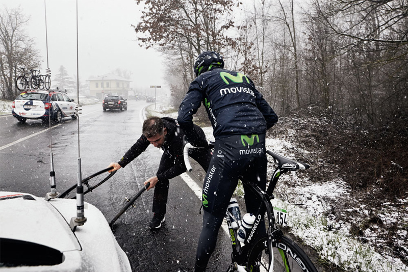 A fast wheel change in the snow at Milan-San Remo courtesy of Vittoria’s neutral support crew. Photo by Taz Darling